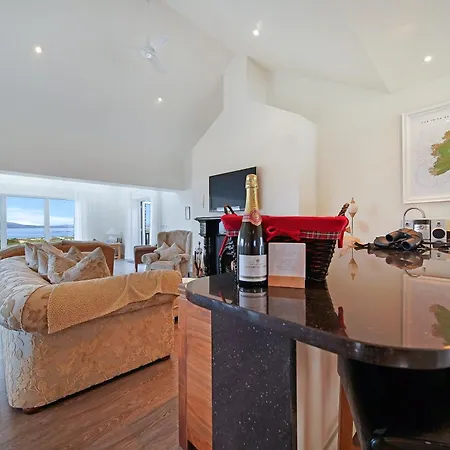 Waterstone, Narin Holiday home
